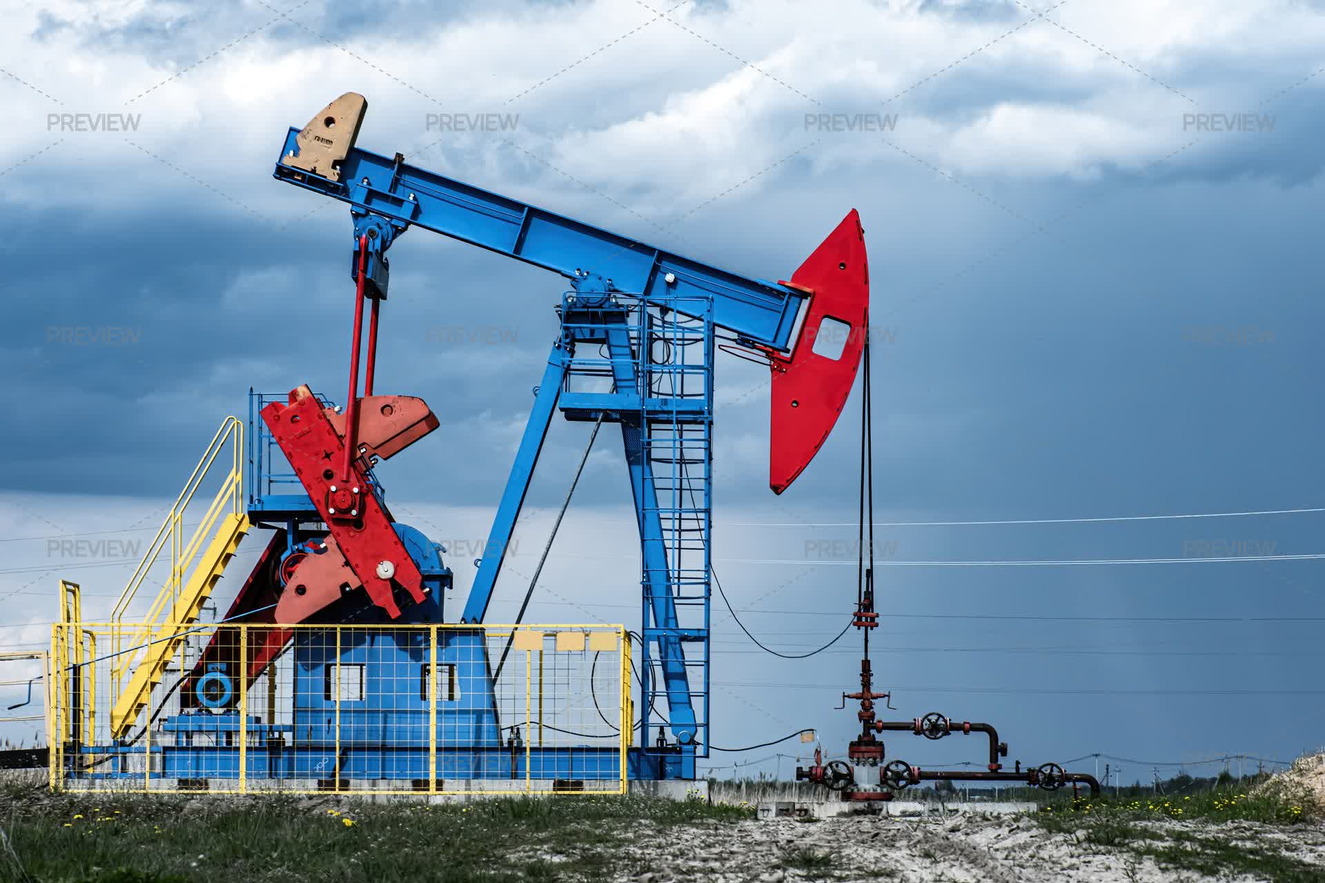 Extraction Of Crude Oil In Oilfield. - Stock Photos | Motion Array